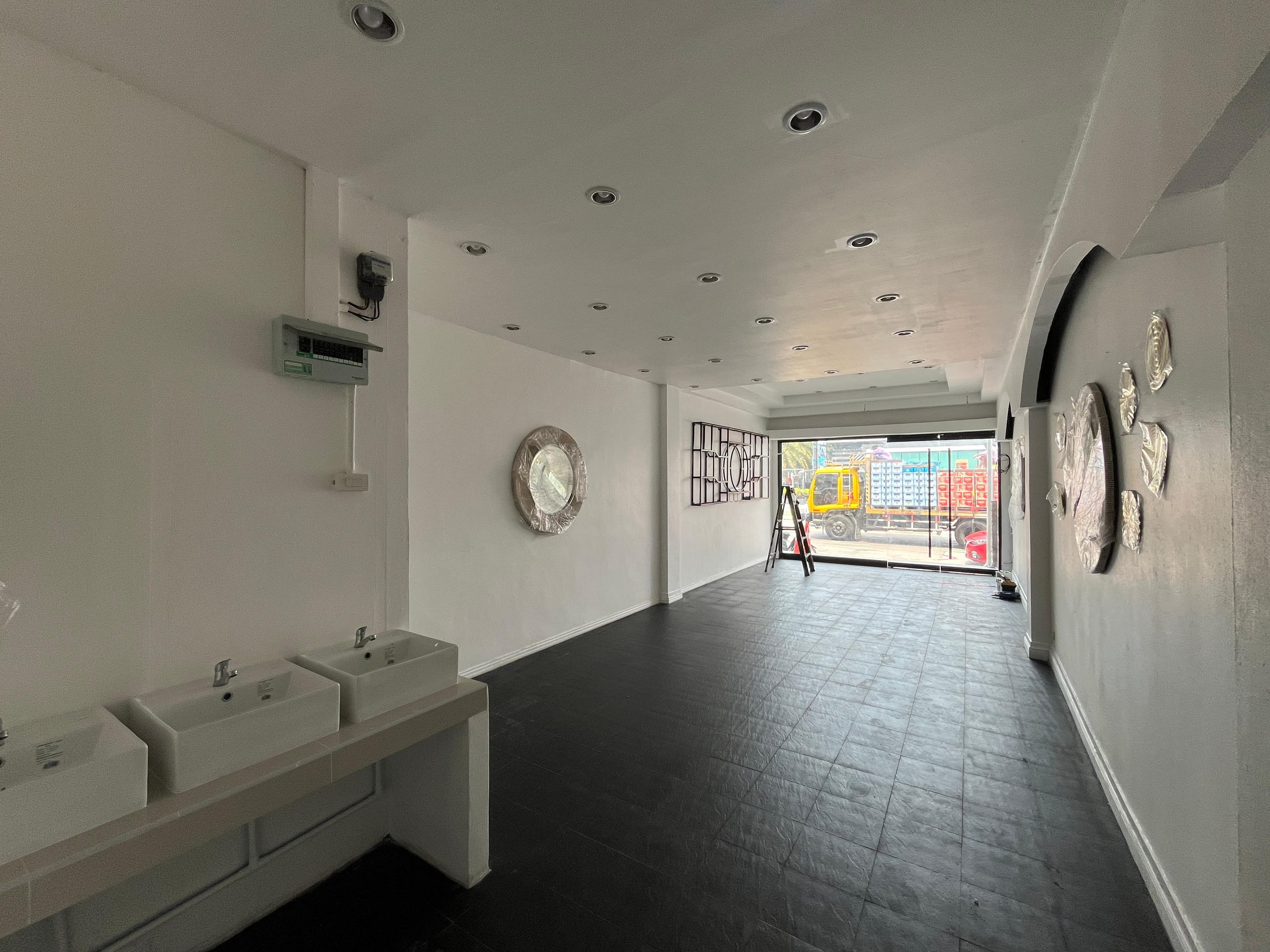 Iris Pattaya storefront